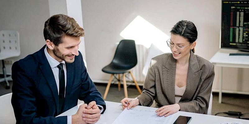 Тренды веб-дизайна 2026: тёмная тема, SPA, голосовой поиск, минимализм. Разбираем честно, где прибыль, где защита позиций, а где можно подождать.